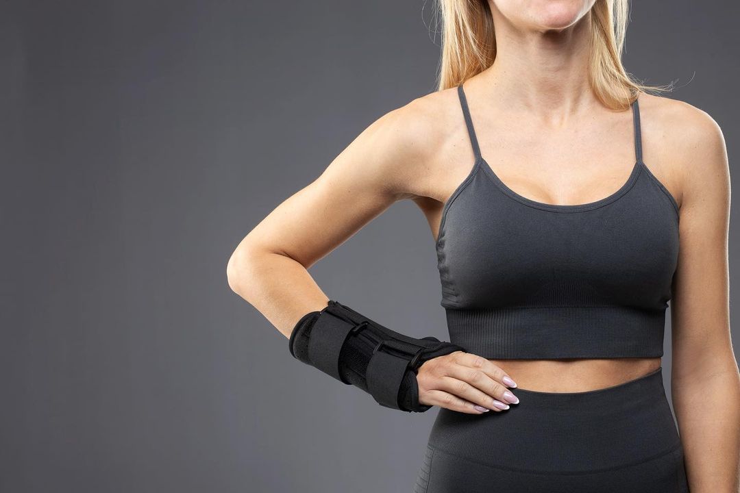 Wrist Brace for Yoga: Enhance Your Practice and Prevent Injuries – Zofore  Sport