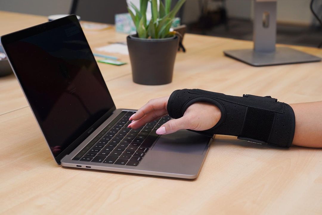 Typing Hand Support Can Typing Make Your Wrist Brace Bearable? – JIIVCI
